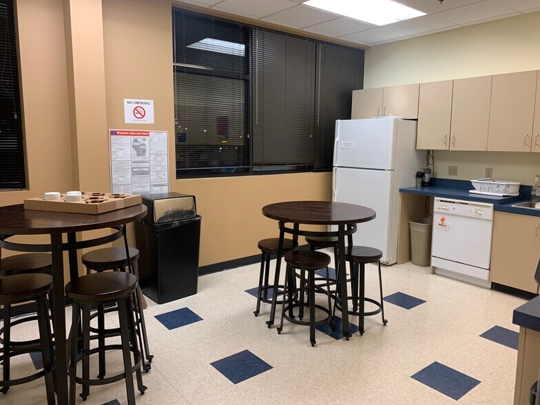 More Photos Of 517 N Westhill Blvd, Appleton Freestanding For Lease