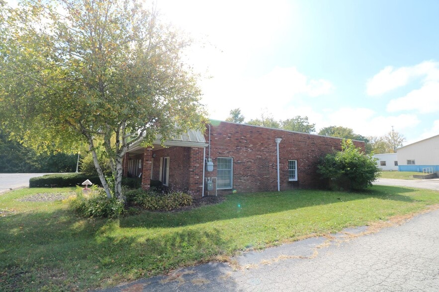 More Photos Of 1314 Barnhart Rd, Troy Office For Lease