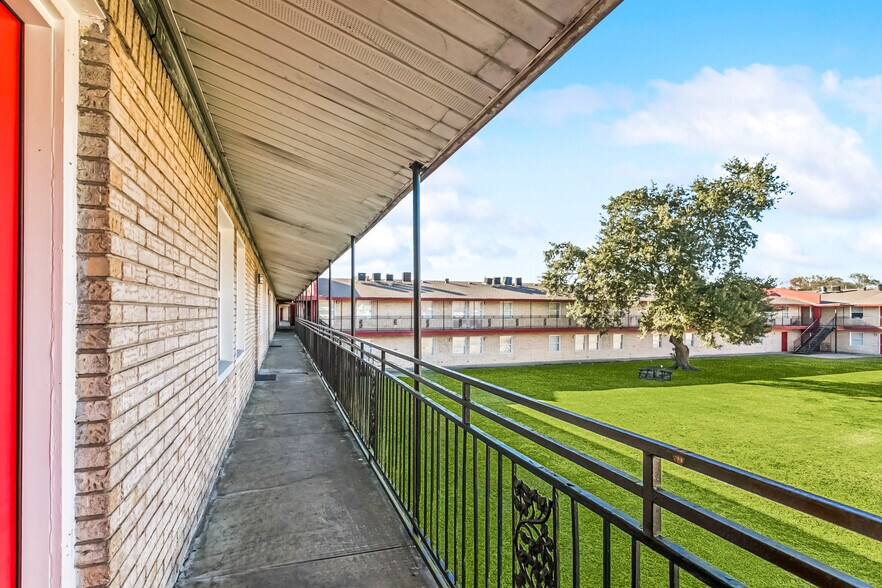 More Photos Of 3300 Garden Oaks Dr, New Orleans Apartments For Sale
