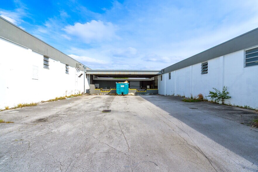 More Photos Of 3925 E 10th Ct, Hialeah Warehouse For Lease