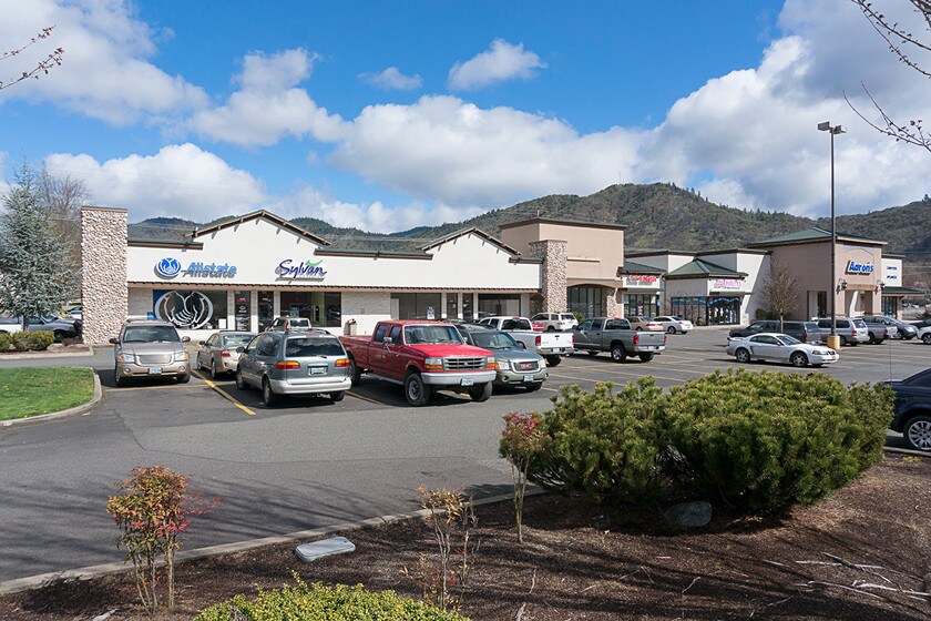 More Photos Of 915 NE D St, Grants Pass General Retail For Lease