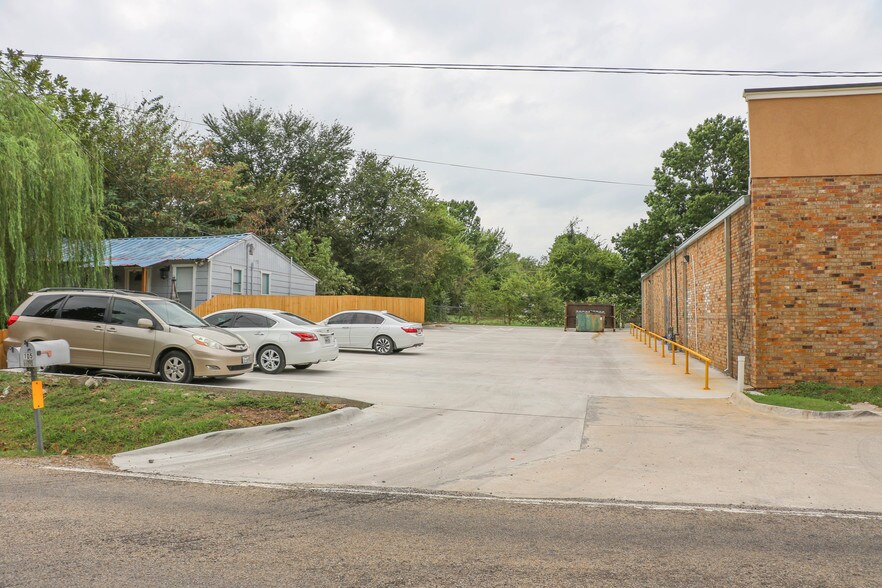 More Photos Of 101 W FM 120, Pottsboro Storefront Retail Office For Lease