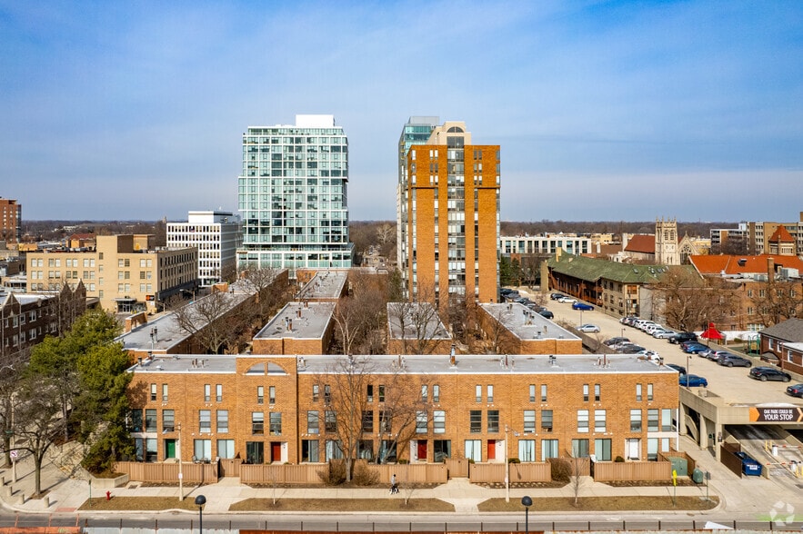 More Photos Of 100 Forest Pl, Oak Park Apartments For Lease