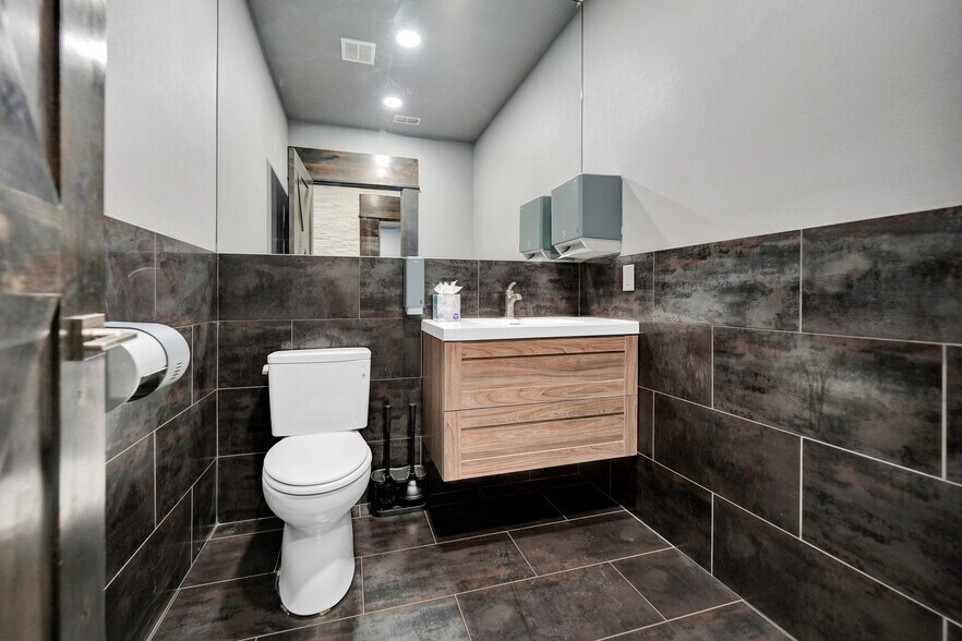 More Photos Of 9013 W County Road 160, Midland Showroom For Sale