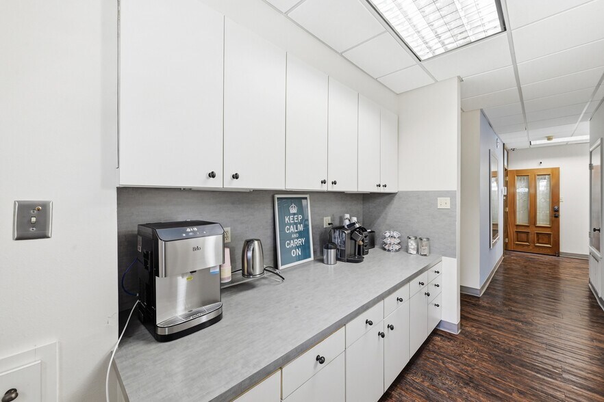 More Photos Of 8733 Shoal Creek Blvd, Austin Office For Sale