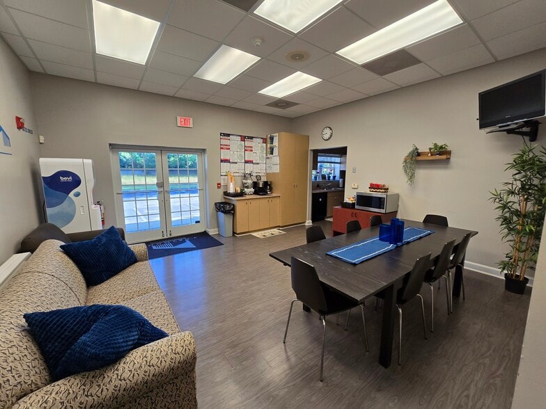 More Photos Of 465 Warren Ave, Longwood Office For Lease