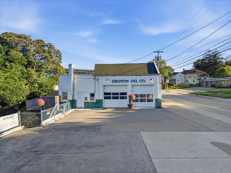 More Photos Of 53 Thames St, Groton Marina For Sale