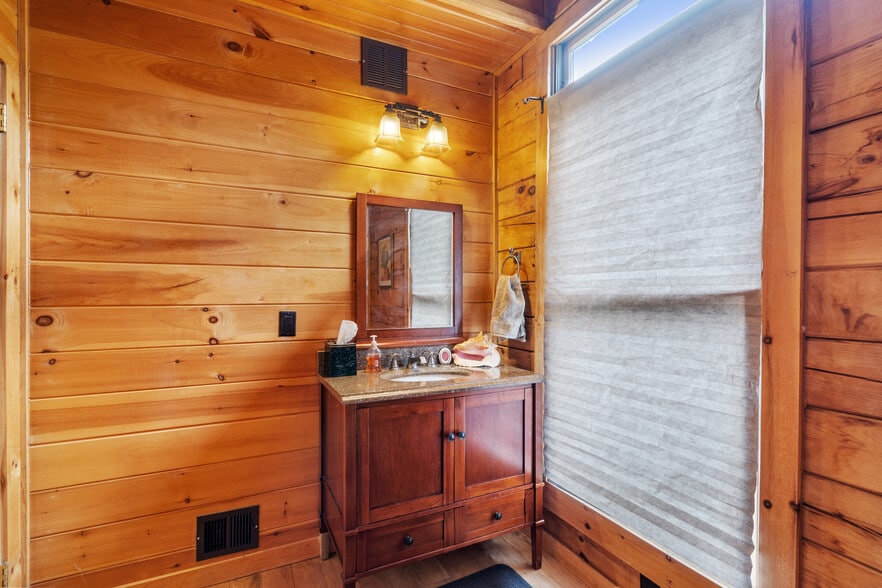 More Photos Of 11501 Popes Head Rd, Fairfax Garden Center For Sale