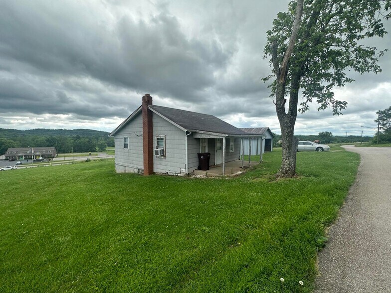 More Photos Of 711 Correll St, Somerset Flex For Sale