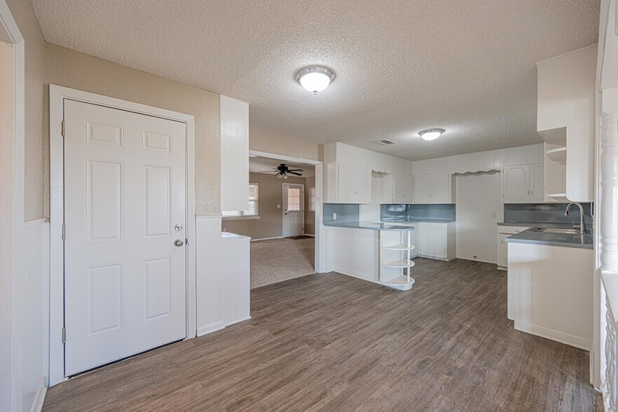 More Photos Of 1405 Garden City Hwy, Midland Office Residential For Sale