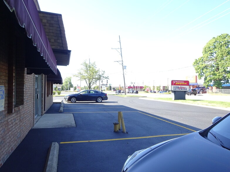 More Photos Of 15801 Oak Park Ave, Oak Forest Showroom For Lease
