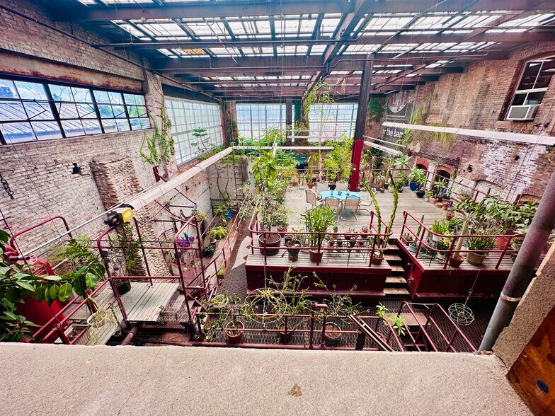 More Photos Of 300-306 W Front St, Harvard Warehouse For Lease