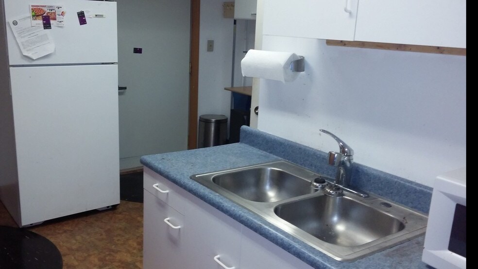 More Photos Of 1041 Shawnee Rd, Lima Freestanding For Lease