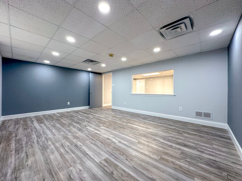 More Photos Of 406 E Pennsylvania Blvd, Feasterville Trevose Light Distribution For Lease