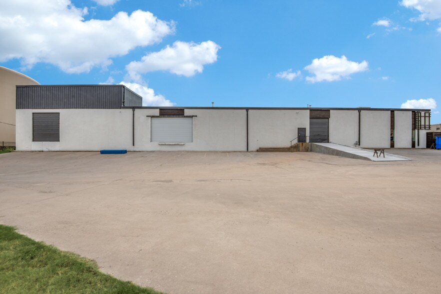 More Photos Of 13840 Denton Dr, Farmers Branch Warehouse For Lease