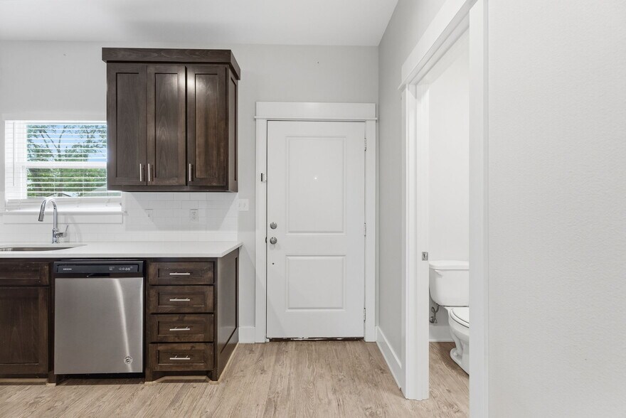 More Photos Of 307 N Henry St, Lindale Apartments For Sale
