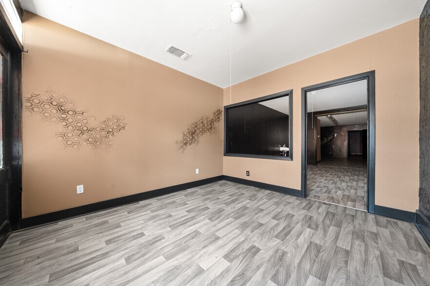More Photos Of 105 E Franklin St, Hillsboro Storefront For Lease