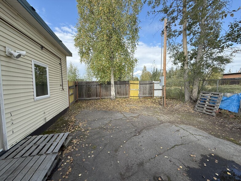 More Photos Of 550 3rd St, Fairbanks Flex For Lease