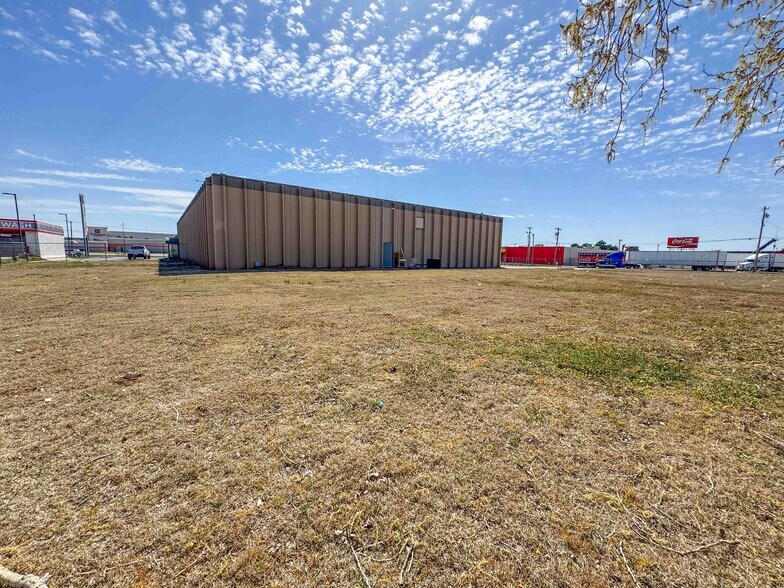 More Photos Of 3709 W Reno Ave, Oklahoma City Showroom For Lease