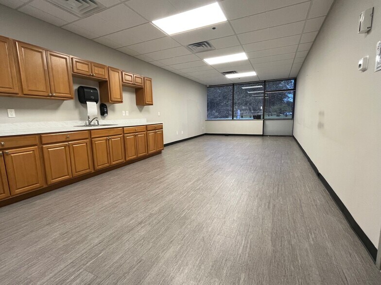 More Photos Of 813 East Gate Dr, Mount Laurel Office For Sale