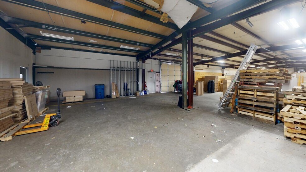 More Photos Of 908 SE 21st St, Bentonville Showroom For Lease