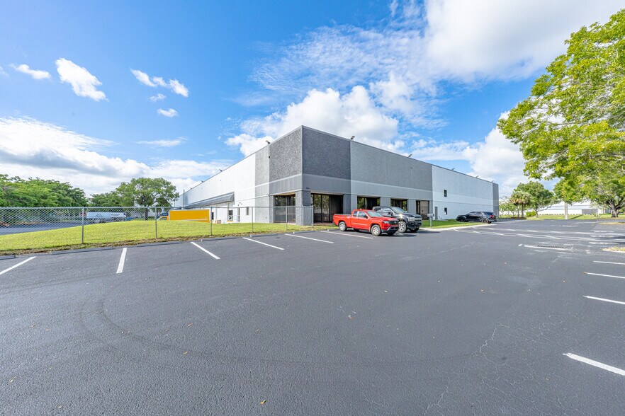 More Photos Of 5360 NW 35th Ave, Fort Lauderdale Warehouse For Lease