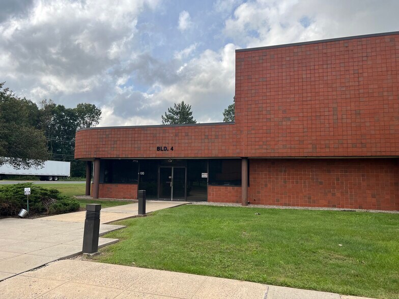 More Photos Of 120 Clyde Rd, Somerset Warehouse For Lease