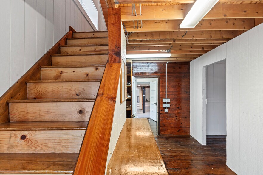 More Photos Of 20704 Ashburn Rd, Ashburn Unknown For Lease