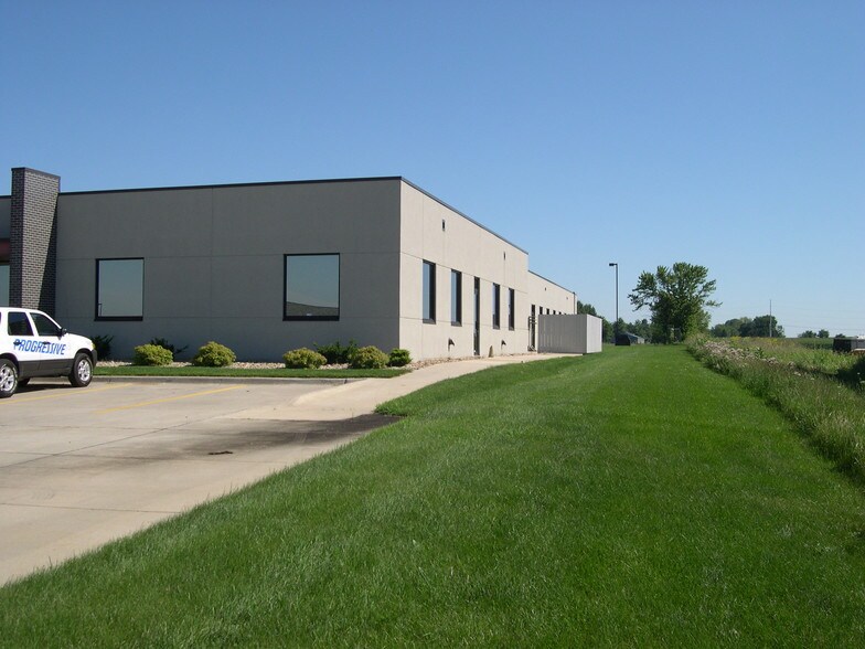 More Photos Of 7103 Chancellor Dr, Cedar Falls Office For Lease