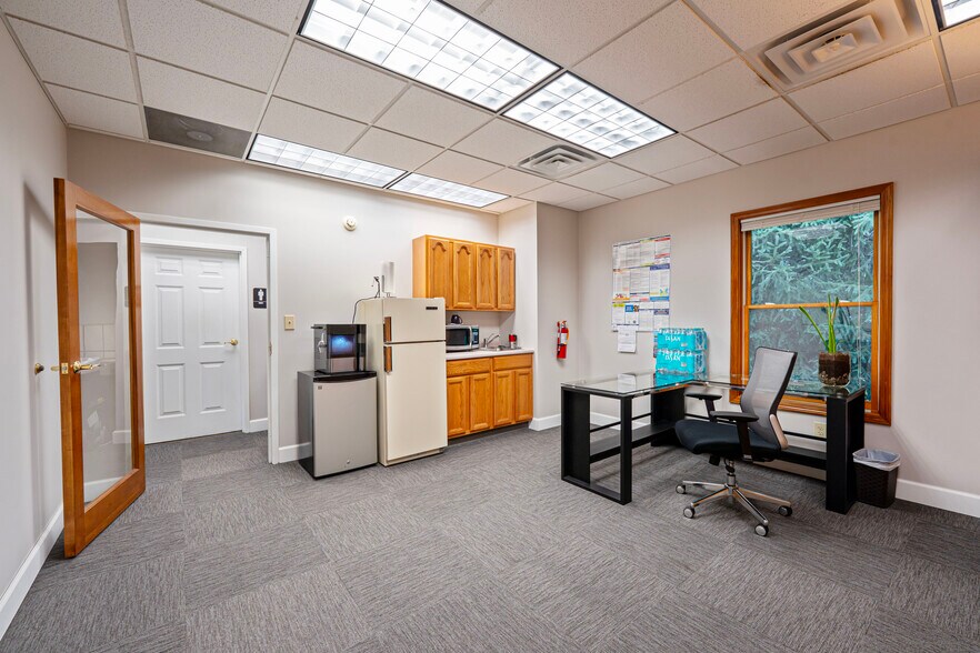 More Photos Of 124 Dorchester Sq, Westerville Office For Sale