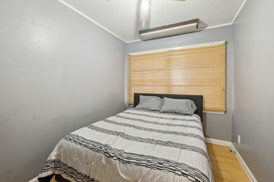 More Photos Of 8463 Beach Blvd, Jacksonville Freestanding For Lease