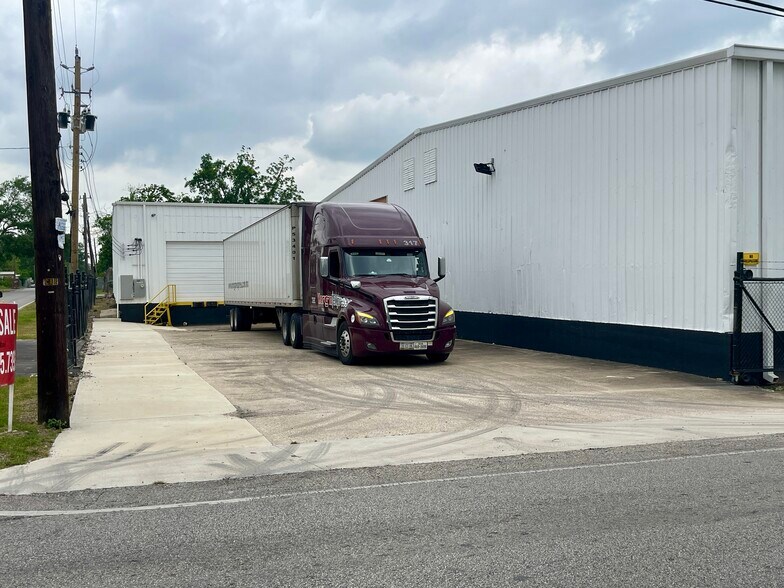 More Photos Of 14236 Gainesville St, Houston Warehouse For Lease