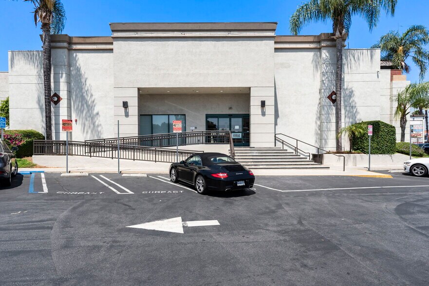 More Photos Of 17150-17200 Ventura Blvd, Encino General Retail For Lease
