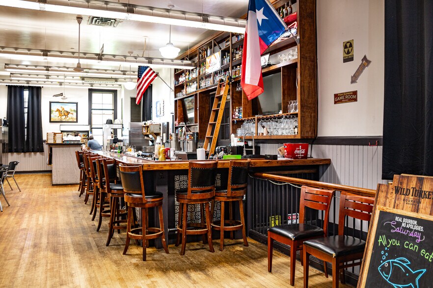 More Photos Of 302 S Magnolia St, Hearne Restaurant For Sale