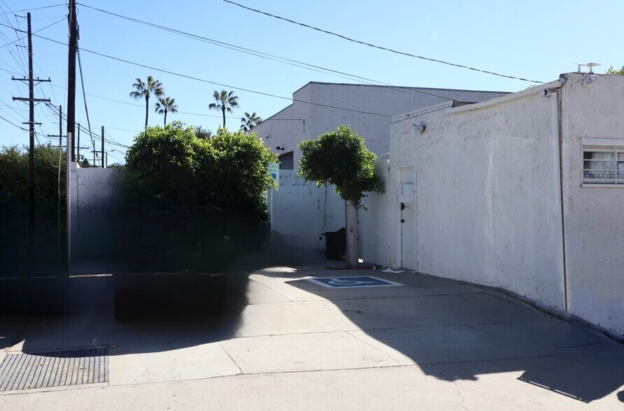 More Photos Of 5846 San Fernando Rd, Glendale Veterinarian Kennel For Sale