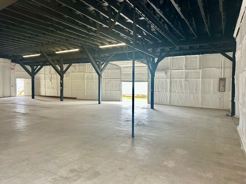 More Photos Of 200-232 W New Braunfels St, Seguin Warehouse For Lease