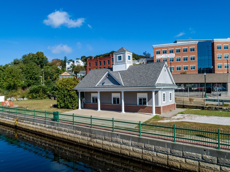 More Photos Of 150 Chelsea Harbor Dr, Norwich Restaurant For Lease