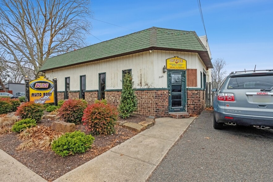 More Photos Of 2217 Farragut ave, Bristol Service For Sale