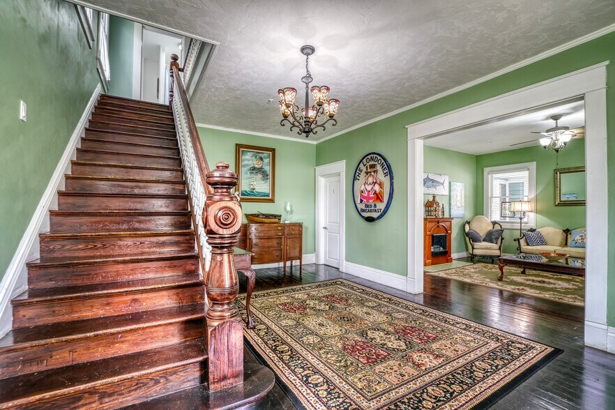 More Photos Of 304 15th St W, Bradenton Specialty For Sale