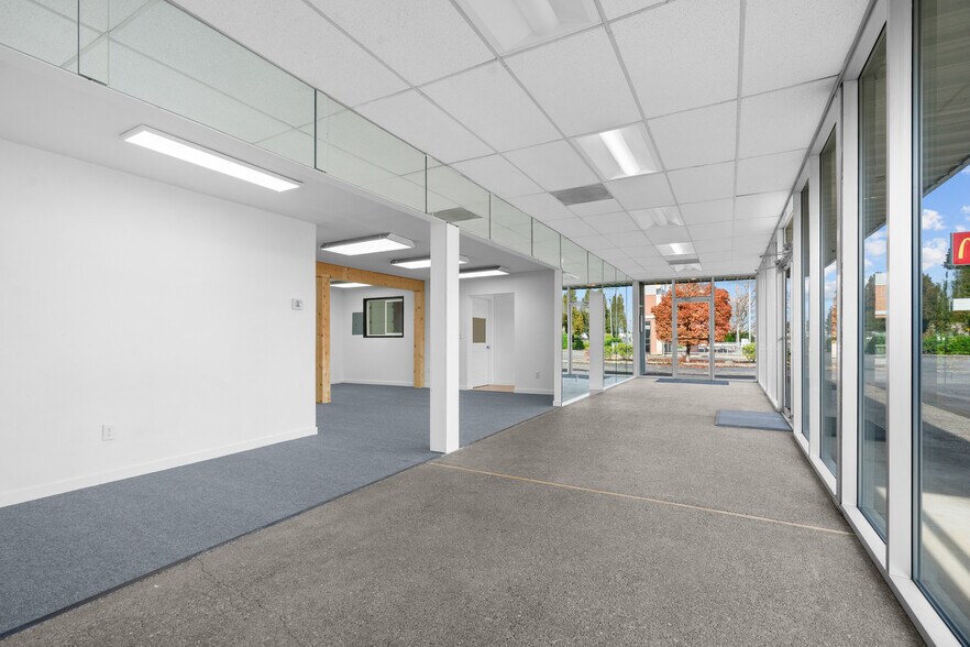 More Photos Of 999 N 1st St, Silverton Freestanding For Lease