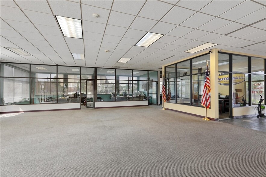 More Photos Of 1910 Moreland Blvd, Champaign Auto Dealership For Sale