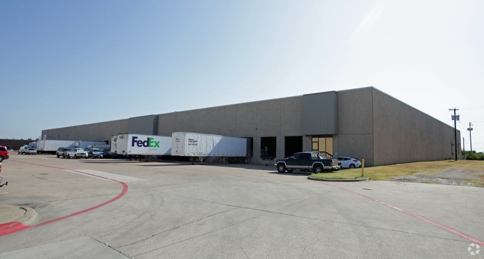 More Photos Of 1176-1184 113th St, Grand Prairie Distribution For Lease