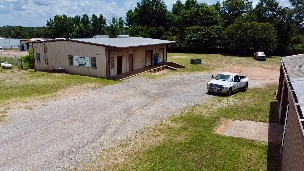 More Photos Of 2000 E Murchison St, Palestine Light Manufacturing For Sale