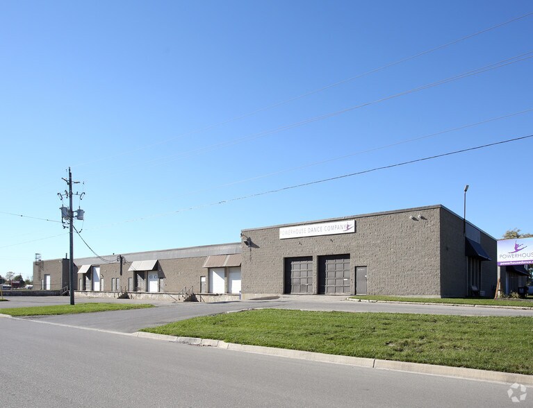 More Photos Of 1540 Fanshawe Park Rd W, London Showroom For Lease