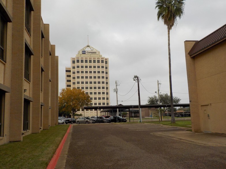 More Photos Of 3700 N 10th St, McAllen Office For Lease