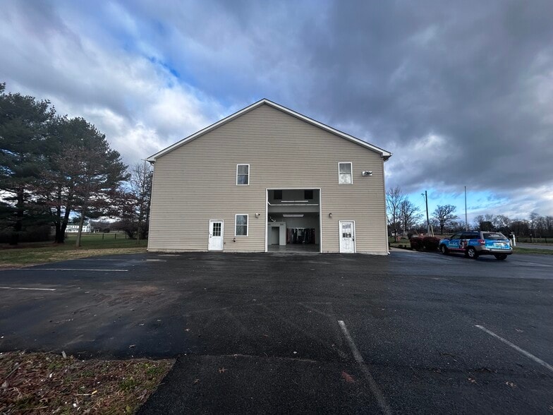 More Photos Of 6008 Fair Oaks Dr, Frederick Showroom For Lease