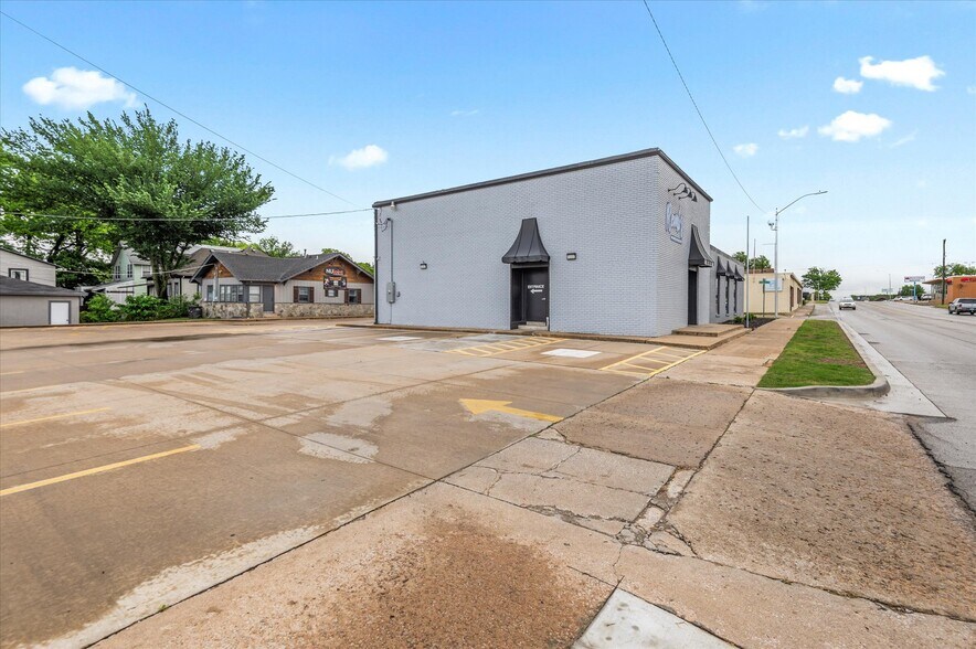 More Photos Of 622 SE Frank Phillips Blvd, Bartlesville Restaurant For Sale