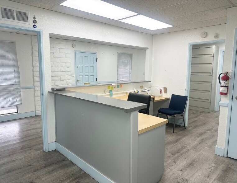 More Photos Of 403-405 N MacLay Ave, San Fernando Office For Lease