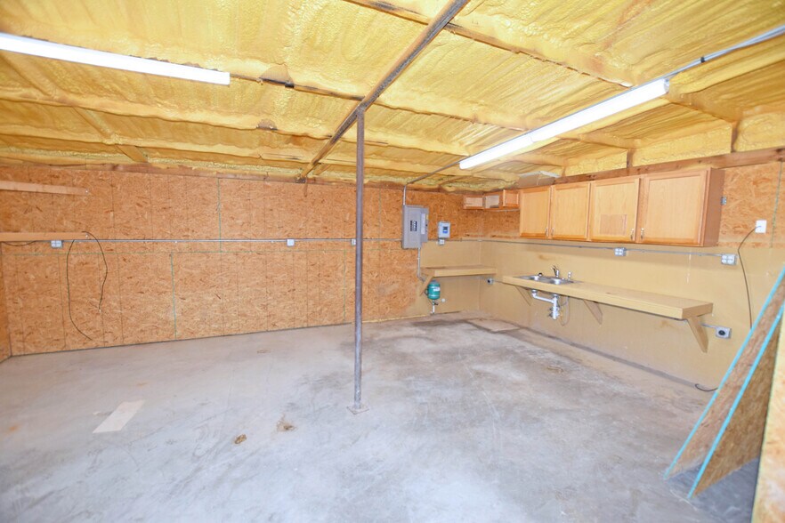 More Photos Of 305 E 57th St, Odessa Warehouse For Sale