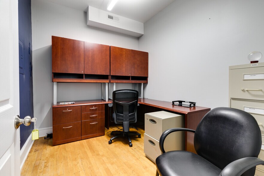 More Photos Of 424 E Grace St, Richmond Bank For Lease